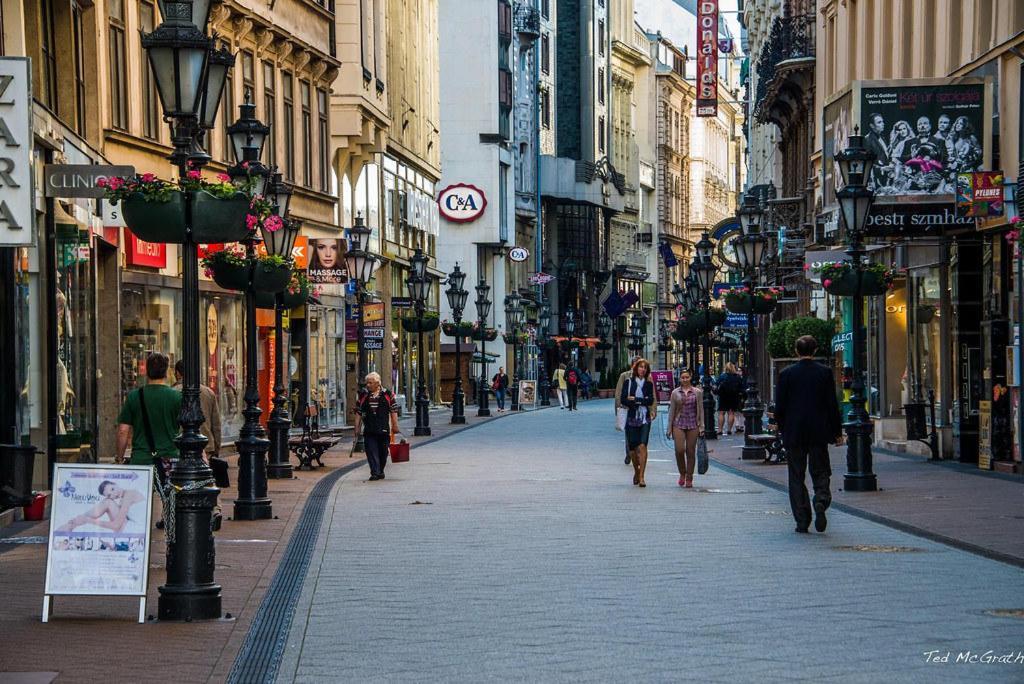 Studio With Terrace In Heart Of The City Budapeste Exterior foto